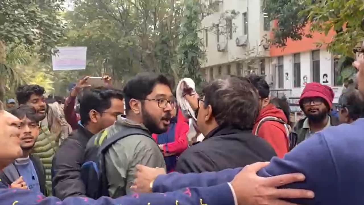 স্লোগান, পালটা স্লোগানে উত্তপ্ত যাদবপুর বিশ্ববিদ্যালয়
স্লোগান, পালটা স্লোগানে উত্তপ্ত যাদবপুর বিশ্ববিদ্যালয়