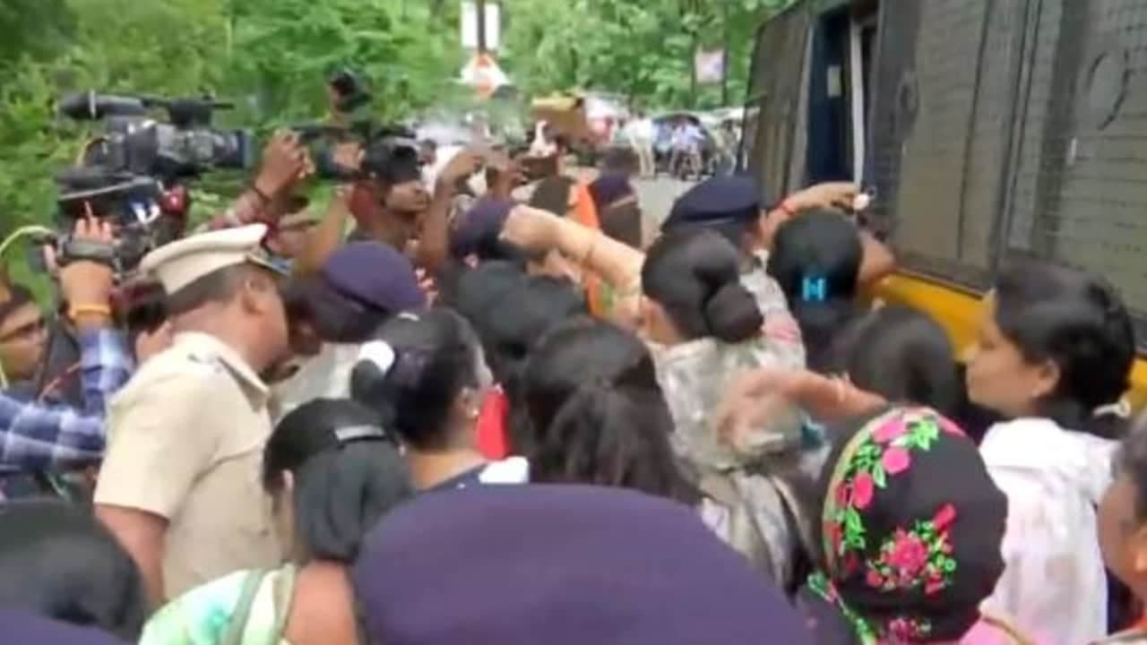 सोनिया गांधी के खिलाफ ED एक्शन के विरोध में कांग्रेस का प्रदर्शन तेज सोनिया गांधी के खिलाफ ED एक्शन के विरोध में कांग्रेस का प्रदर्शन तेज