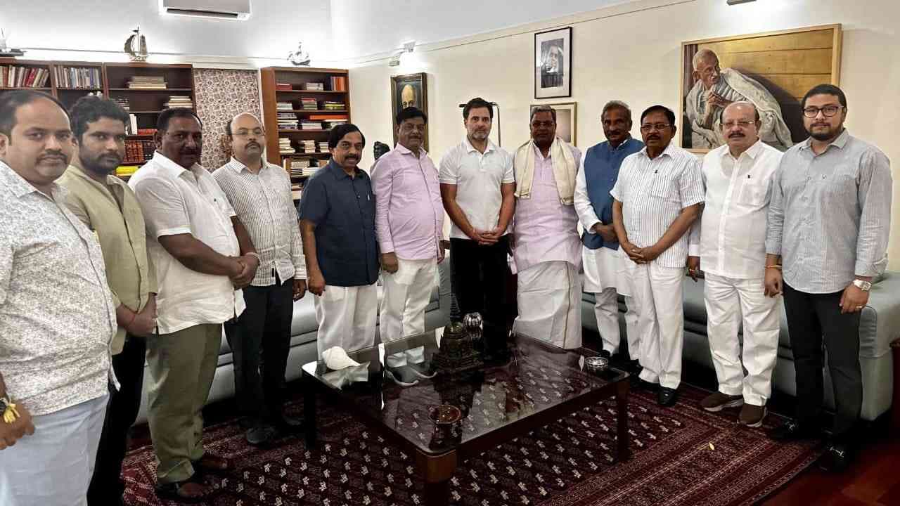 कर्नाटक के मुख्यमंत्री सिद्धारमैया ने अपने प्रतिनिधिमंडल के साथ राहुल गांधी से की मुलाकात कर्नाटक के मुख्यमंत्री सिद्धारमैया ने अपने प्रतिनिधिमंडल के साथ राहुल गांधी से की मुलाकात