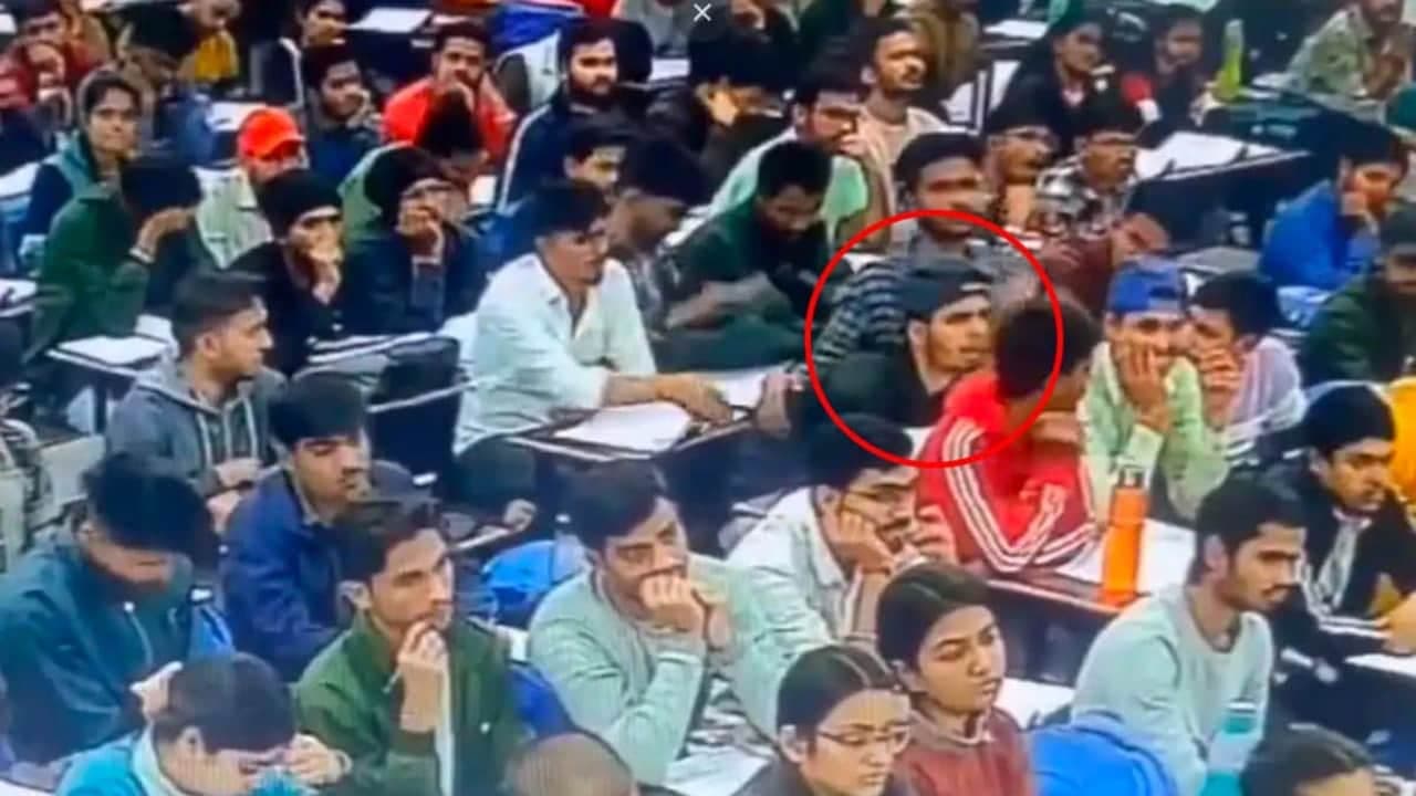 कोचिंग क्लास में 18 साल के लड़के को आया हार्ट अटैक, पहले झुका फिर बेहोश होकर गिरा, हुई मौत कोचिंग क्लास में 18 साल के लड़के को आया हार्ट अटैक, पहले झुका फिर बेहोश होकर गिरा, हुई मौत