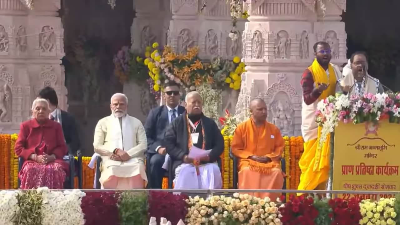 মন্দিরের বাইরের মঞ্চে প্রধানমন্ত্রী
মন্দিরের বাইরের মঞ্চে প্রধানমন্ত্রী