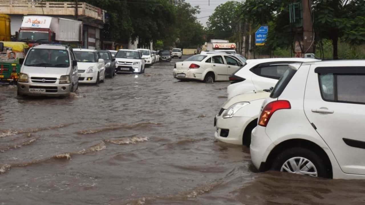मॉनसून की पहली बारिश...और जलमग्न हुआ गुरुग्राम मॉनसून की पहली बारिश...और जलमग्न हुआ गुरुग्राम
