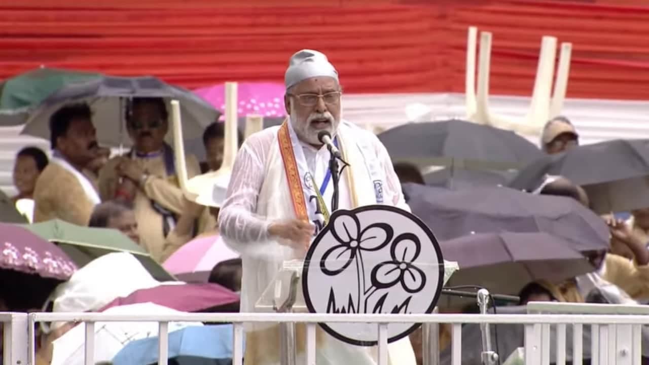 মঞ্চে বক্তব্য রাখছেন সুদীপ বন্দ্যোপাধ্যায়
মঞ্চে বক্তব্য রাখছেন সুদীপ বন্দ্যোপাধ্যায়