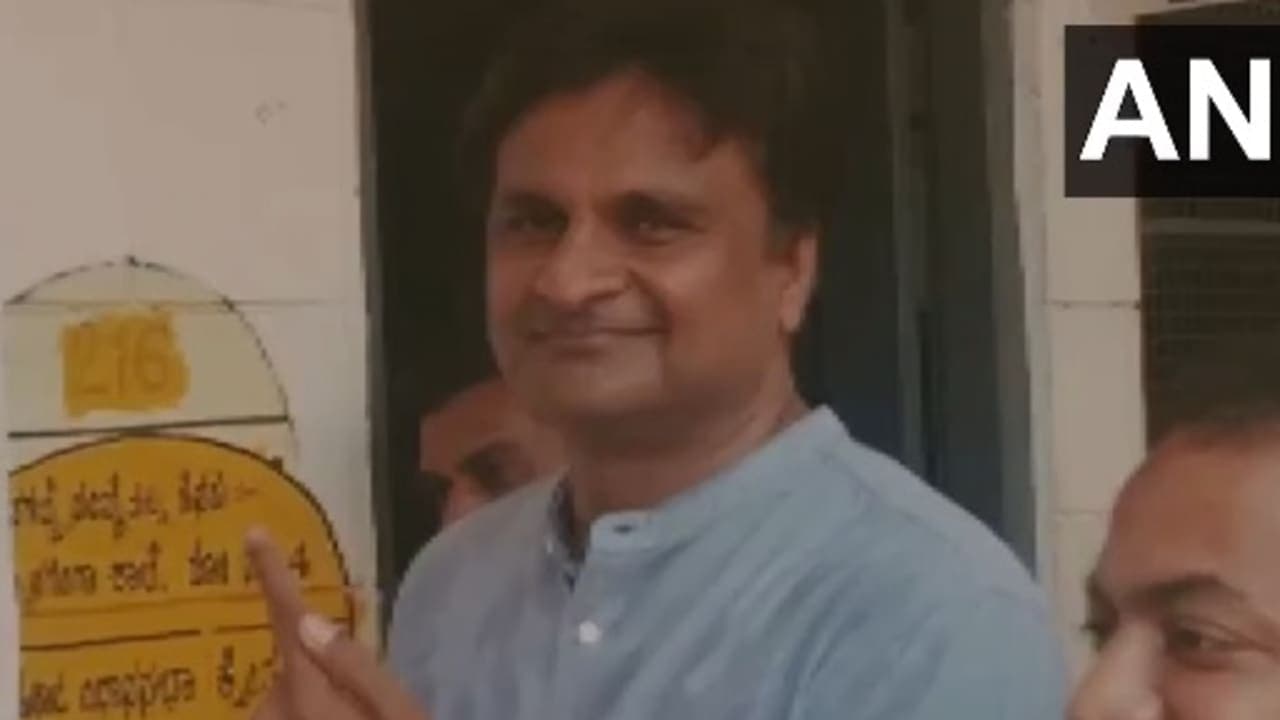 Karnataka polls: Former cricketer Javagal Srinath casts vote Karnataka polls: Former cricketer Javagal Srinath casts vote