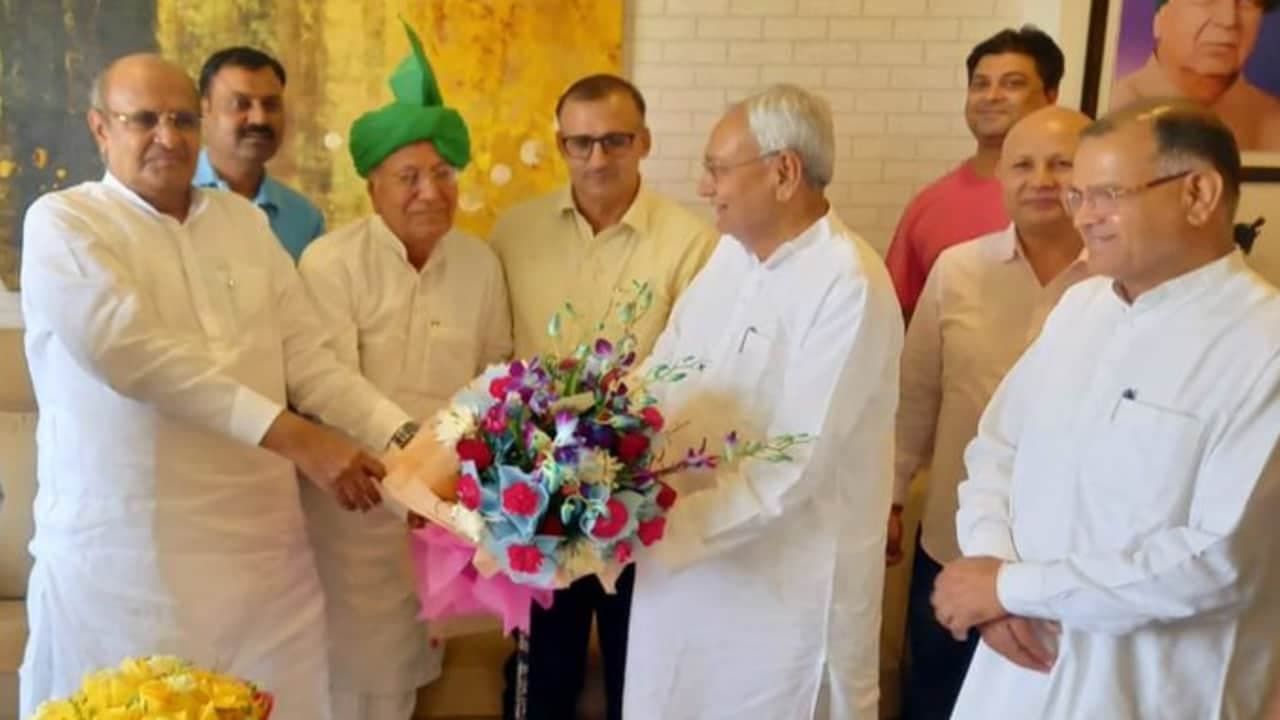 नीतीश कुमार ने हरियाणा के पूर्व मुख्यमंत्री ओम प्रकाश चौटाला से की मुलाकात नीतीश कुमार ने हरियाणा के पूर्व मुख्यमंत्री ओम प्रकाश चौटाला से की मुलाकात