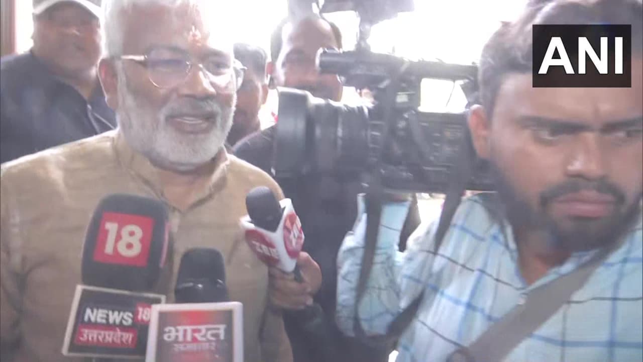 यूपी: योगी 2.0 की पहली कैबिनेट बैठक में पहुंचे मंत्री यूपी: योगी 2.0 की पहली कैबिनेट बैठक में पहुंचे मंत्री