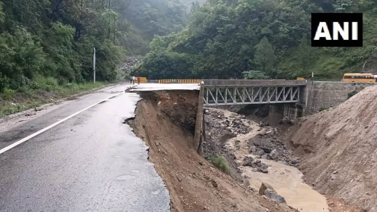 उत्तराखंड के चमोली के कर्णप्रयाग के पास भूस्खलन उत्तराखंड के चमोली के कर्णप्रयाग के पास भूस्खलन