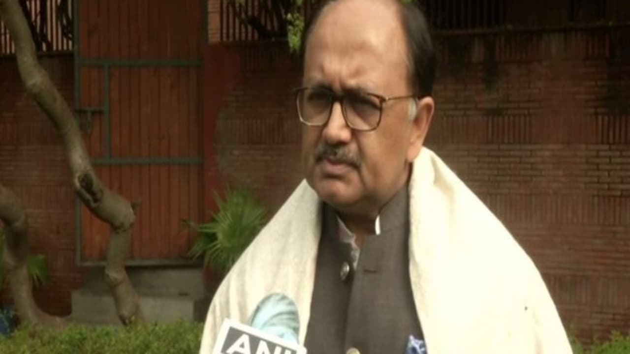 योगी के मंत्री के सामने शख्स ने की आत्महत्या की कोशिश योगी के मंत्री के सामने शख्स ने की आत्महत्या की कोशिश