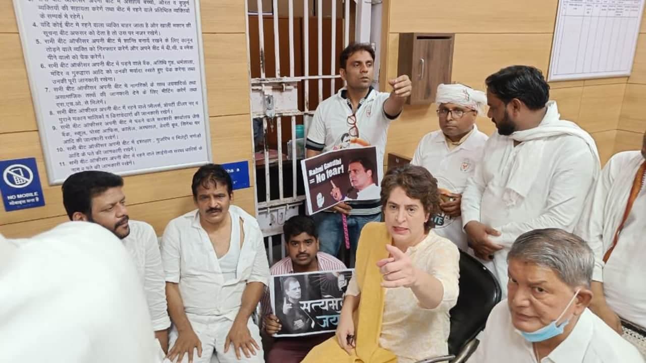 कांग्रेस के भारी प्रदर्शन के बीच हिरासत में सुरजेवाला-गहलोत, तुगलक थाने पहुंचीं प्रियंका कांग्रेस के भारी प्रदर्शन के बीच हिरासत में सुरजेवाला-गहलोत, तुगलक थाने पहुंचीं प्रियंका