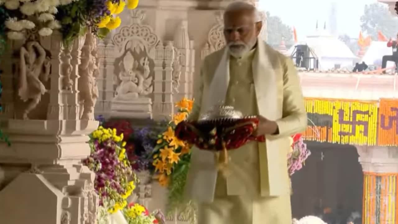 মন্দিরে প্রবেশ করলেন প্রধানমন্ত্রী মন্দিরে প্রবেশ করলেন প্রধানমন্ত্রী