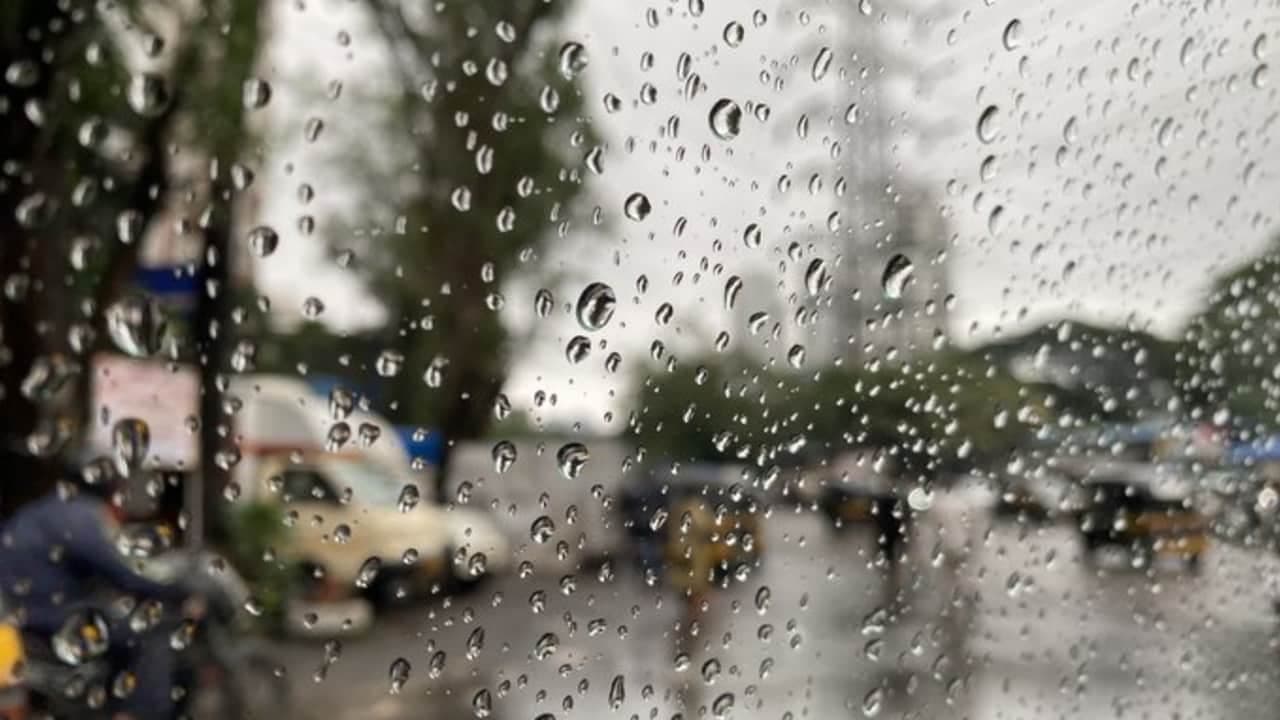 मुंबई समेत देश के कई हिस्सों में झमाझम बारिश का दौर जारी, कई जगहों पर सड़कें बनीं सैलाब मुंबई समेत देश के कई हिस्सों में झमाझम बारिश का दौर जारी, कई जगहों पर सड़कें बनीं सैलाब