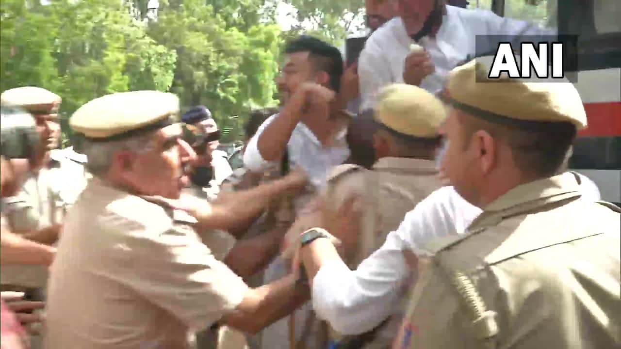 राहुल की पेशी से पहले विरोध प्रदर्शन कर रहे कांग्रेस कार्यकर्ता हिरासत में लिए गए राहुल की पेशी से पहले विरोध प्रदर्शन कर रहे कांग्रेस कार्यकर्ता हिरासत में लिए गए