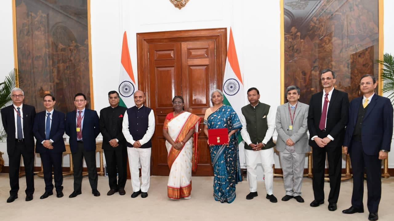 Interim Budget 2024: राष्ट्रपति द्रौपदी मुर्मू से मुलाकात करते हुए वित्त मंत्री निर्मला सीतारमण Interim Budget 2024: राष्ट्रपति द्रौपदी मुर्मू से मुलाकात करते हुए वित्त मंत्री निर्मला सीतारमण