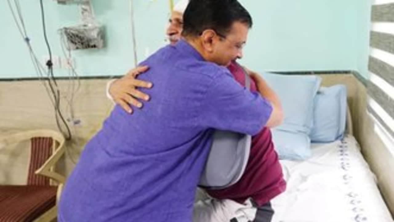 दिल्ली के मुख्यमंत्री अरविंद केजरीवाल ने दिल्ली के LNJP अस्पताल में सत्येंद्र जैन से मुलाकात की दिल्ली के मुख्यमंत्री अरविंद केजरीवाल ने दिल्ली के LNJP अस्पताल में सत्येंद्र जैन से मुलाकात की