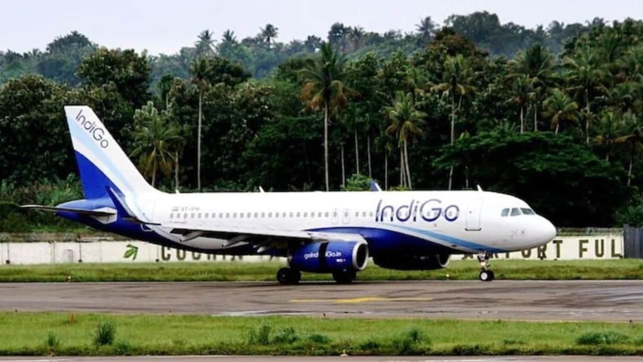 IndiGo विमान की कराची में Emergency Landing, शारजाह से हैदराबाद आ रही थी फ्लाइट IndiGo विमान की कराची में Emergency Landing, शारजाह से हैदराबाद आ रही थी फ्लाइट