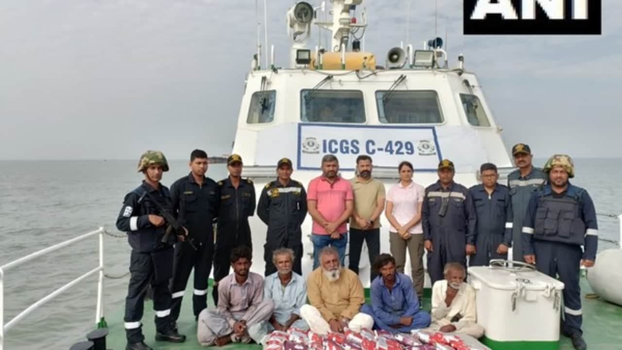 गुजरात: पाकिस्तानी नाव से 350 करोड़ की हेरोइन जब्त-ANI गुजरात: पाकिस्तानी नाव से 350 करोड़ की हेरोइन जब्त-ANI