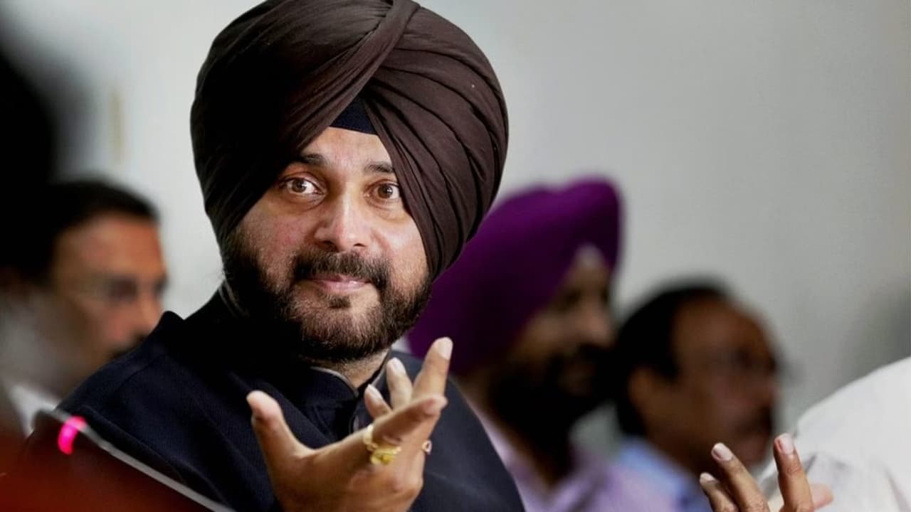Navjot Singh Sidhu: पटियाला सेंट्रल जेल से नवजोत सिंह सिद्धू रिहा, बोले- पंजाब में राष्ट्रपति शासन लगाने की साजिश Navjot Singh Sidhu: पटियाला सेंट्रल जेल से नवजोत सिंह सिद्धू रिहा, बोले- पंजाब में राष्ट्रपति शासन लगाने की साजिश