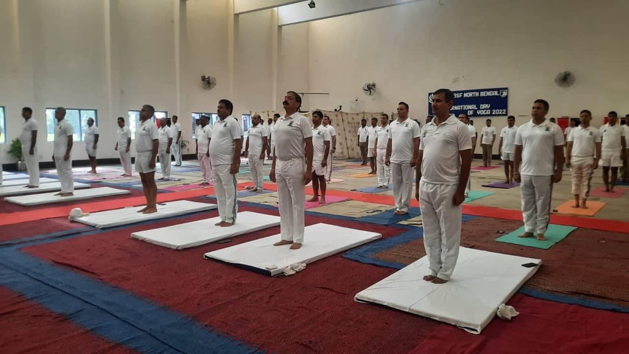 BSF जवानों ने सिलीगुड़ी में योग किया BSF जवानों ने सिलीगुड़ी में योग किया