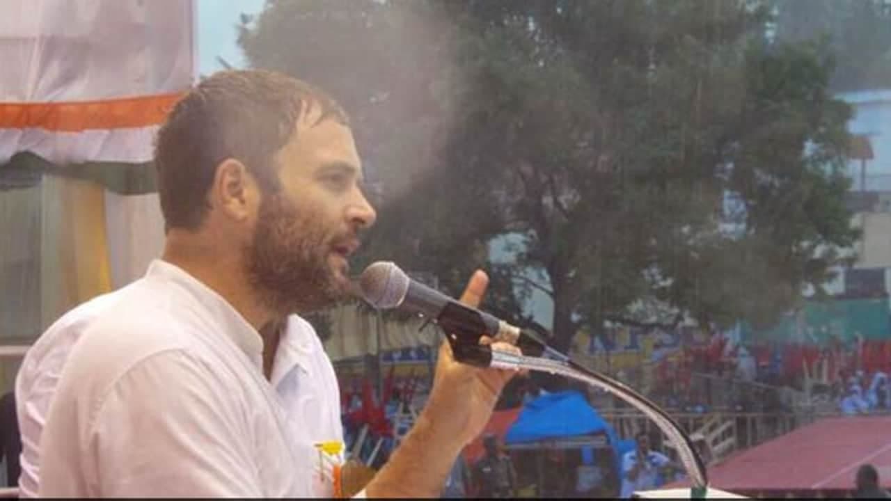 कर्नाटक में भारी बारिश के बीच भाषण देते रहे राहुल गांधी कर्नाटक में भारी बारिश के बीच भाषण देते रहे राहुल गांधी