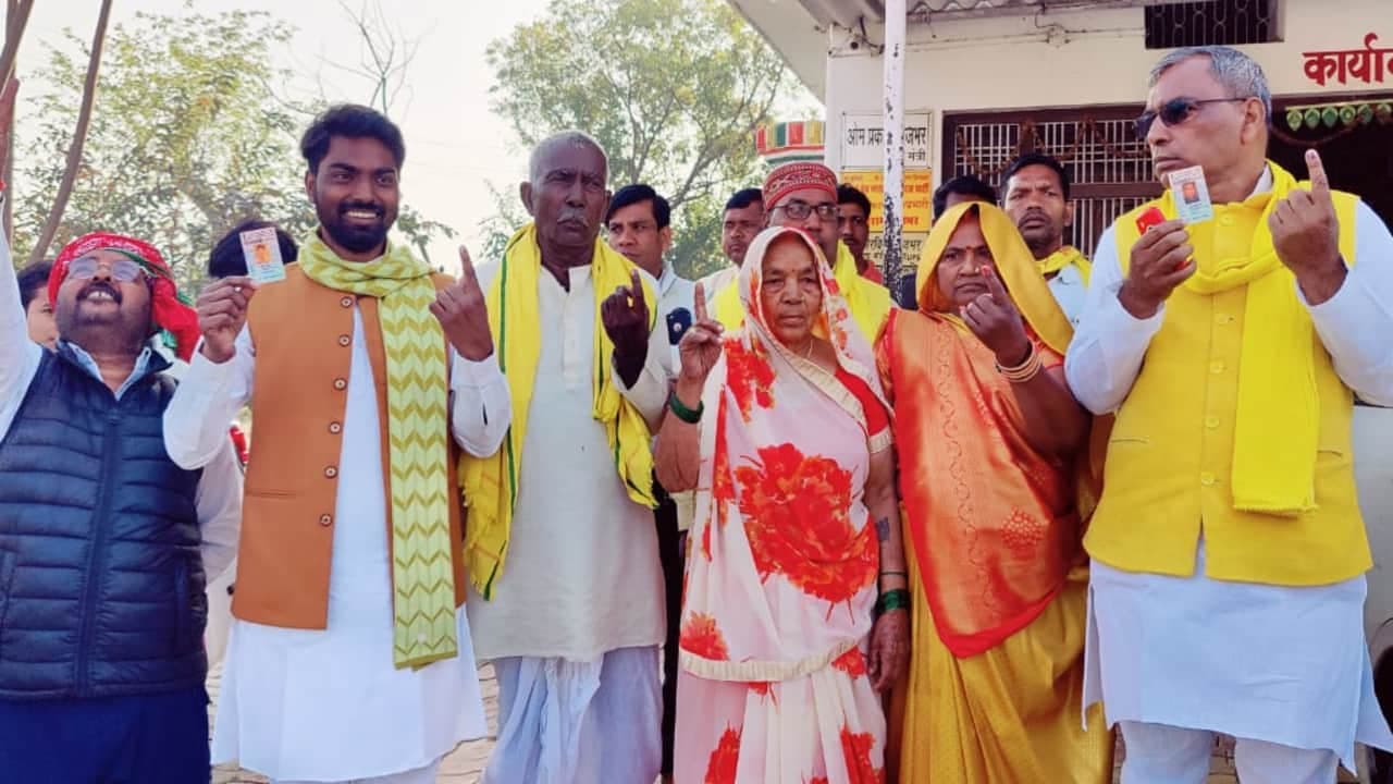 UP Elections 2022: बलिया के रसड़ा में ओमप्रकाश राजभर ने परिवार के साथ डाला वोट UP Elections 2022: बलिया के रसड़ा में ओमप्रकाश राजभर ने परिवार के साथ डाला वोट