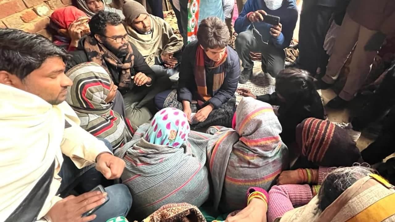 Bulanshahr : रेप पीड़िता के परिवार से मिली प्रियंका गांधी Bulanshahr : रेप पीड़िता के परिवार से मिली प्रियंका गांधी