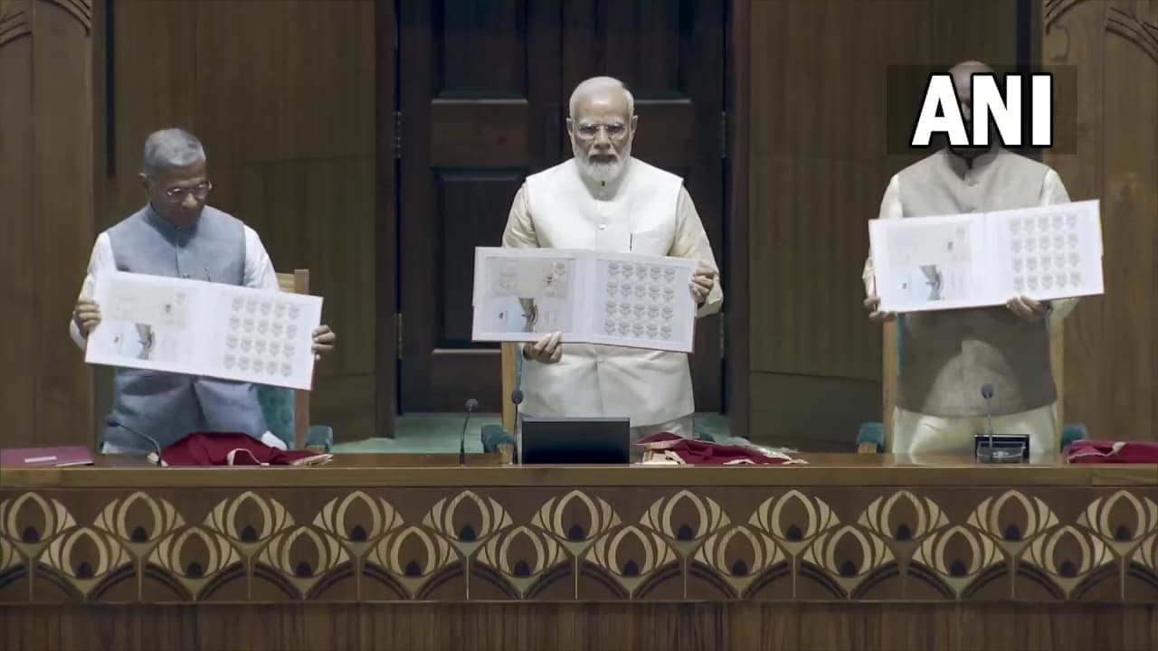 प्रधानमंत्री नरेंद्र मोदी ने नए संसद भवन से स्मारक डाक टिकट जारी किए प्रधानमंत्री नरेंद्र मोदी ने नए संसद भवन से स्मारक डाक टिकट जारी किए