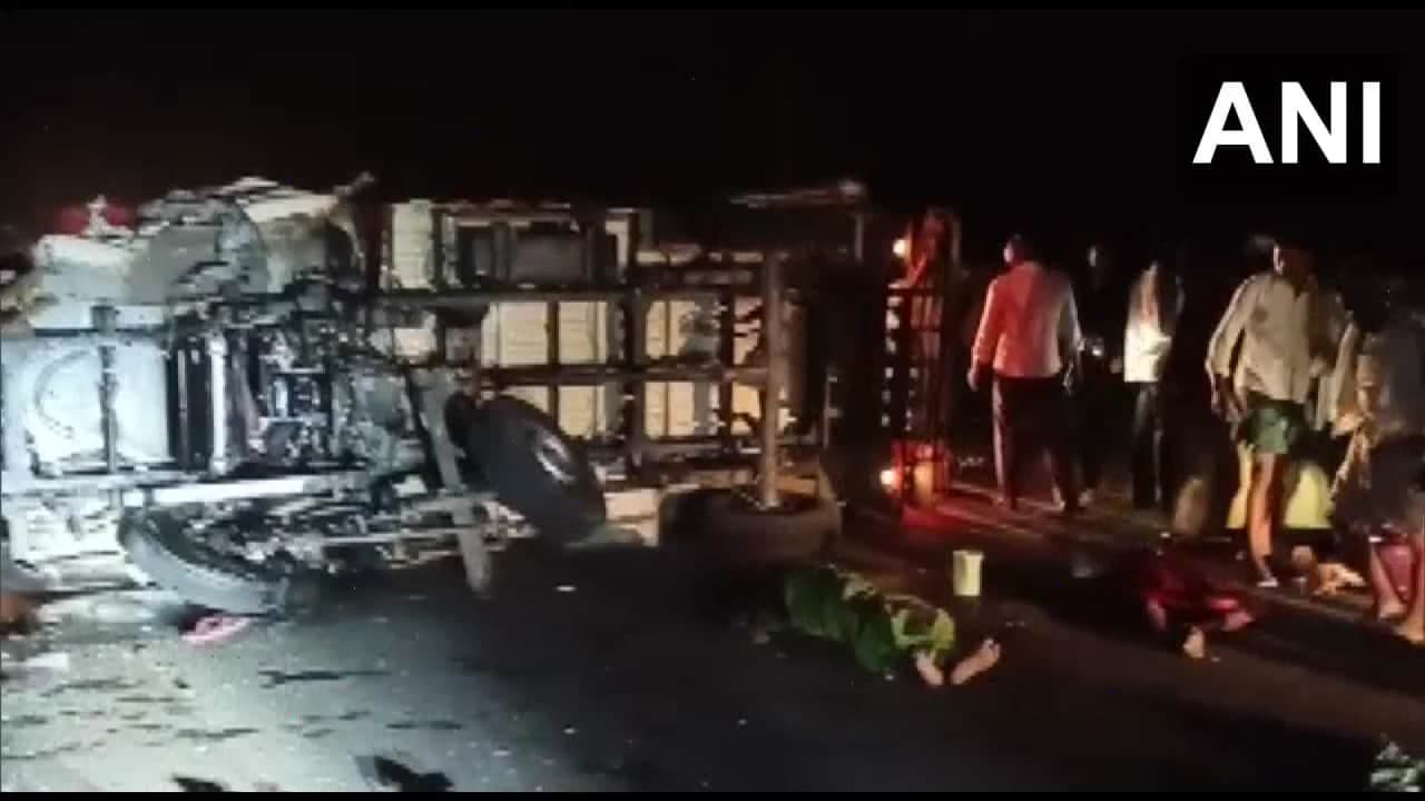 Andhra Pradesh: ट्रक और एक खड़ी लॉरी में भीषण टक्कर, 6 लोगों की मौत, 10 घायल
Andhra Pradesh: ट्रक और एक खड़ी लॉरी में भीषण टक्कर, 6 लोगों की मौत, 10 घायल