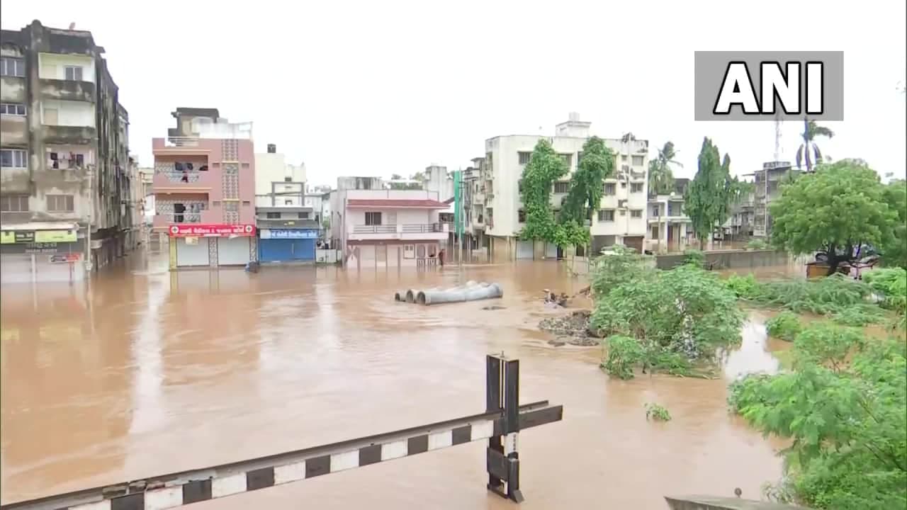 भारी बारिश से हाहाकार, गुजरात और महाराष्ट्र में अब तक 153 की मौत
भारी बारिश से हाहाकार, गुजरात और महाराष्ट्र में अब तक 153 की मौत