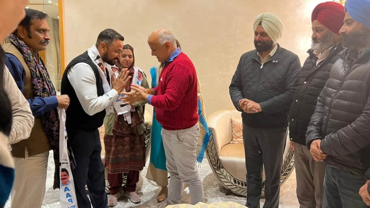 अमृतसर मेयर के बाद कुछ पार्षद भी कांग्रेस छोड़कर AAP में शामिल अमृतसर मेयर के बाद कुछ पार्षद भी कांग्रेस छोड़कर AAP में शामिल