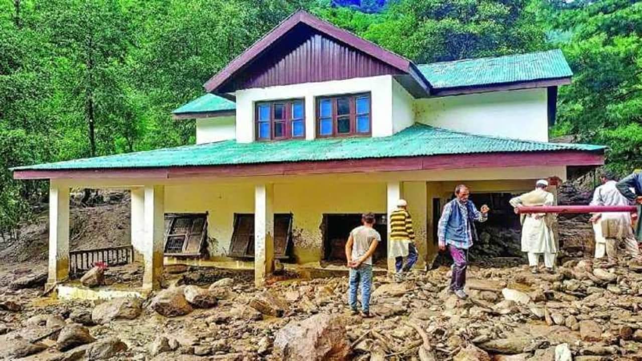 Cloud burst: डोडा और बारामुला में बादल फटने से 13 भवन बहे, जम्मू-श्रीनगर हाईवे छह घंटे ठप Cloud burst: डोडा और बारामुला में बादल फटने से 13 भवन बहे, जम्मू-श्रीनगर हाईवे छह घंटे ठप