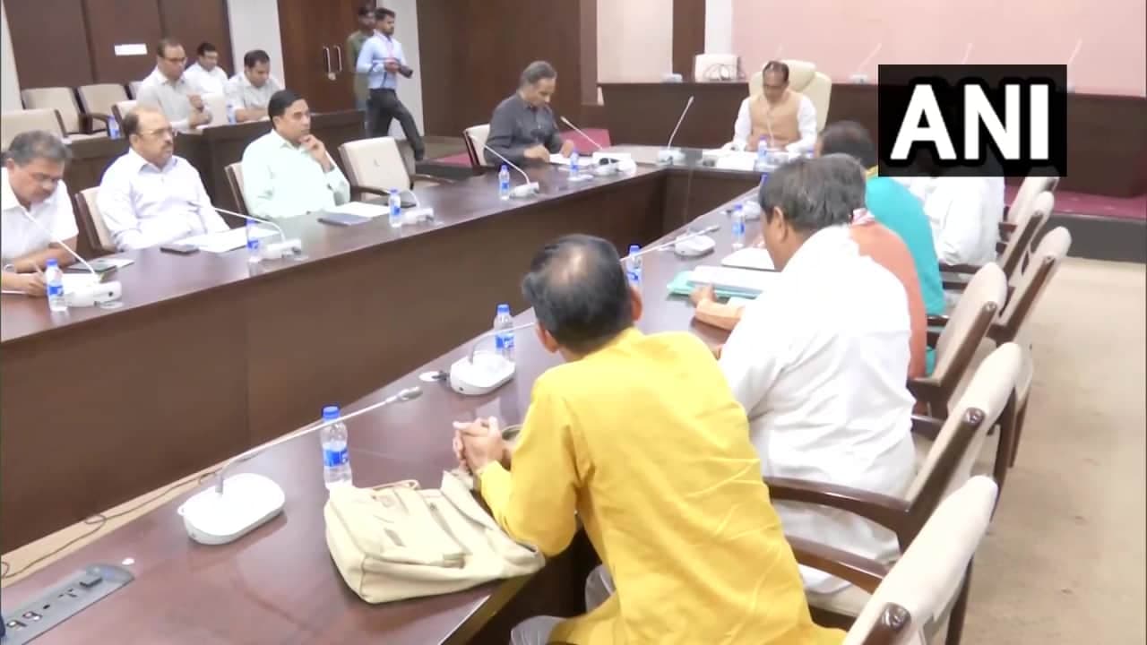 भोपाल: CM शिवराज ने "किसान मंच कार्यक्रम" के तहत किसान संघ और विभिन्न संगठनों के पदाधिकारियों के साथ बैठक की भोपाल: CM शिवराज ने "किसान मंच कार्यक्रम" के तहत किसान संघ और विभिन्न संगठनों के पदाधिकारियों के साथ बैठक की