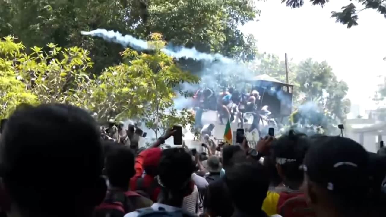 श्रीलंका में भड़की हिंसा, प्रदर्शकारियों पर छोड़े गए आंसू गैस के गोल श्रीलंका में भड़की हिंसा, प्रदर्शकारियों पर छोड़े गए आंसू गैस के गोल