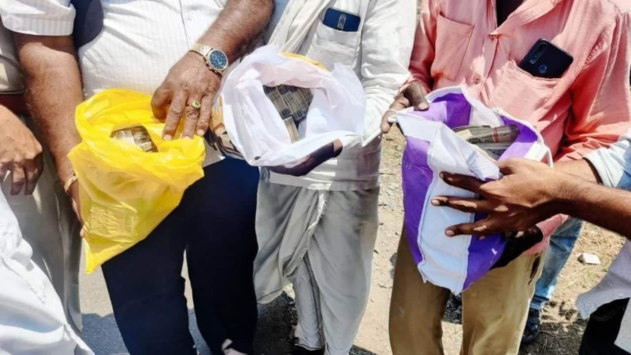 Karnataka: उड़नदस्ते ने सेदम में चेकपोस्ट पर कार से 35.5 लाख रुपये जब्त किए Karnataka: उड़नदस्ते ने सेदम में चेकपोस्ट पर कार से 35.5 लाख रुपये जब्त किए