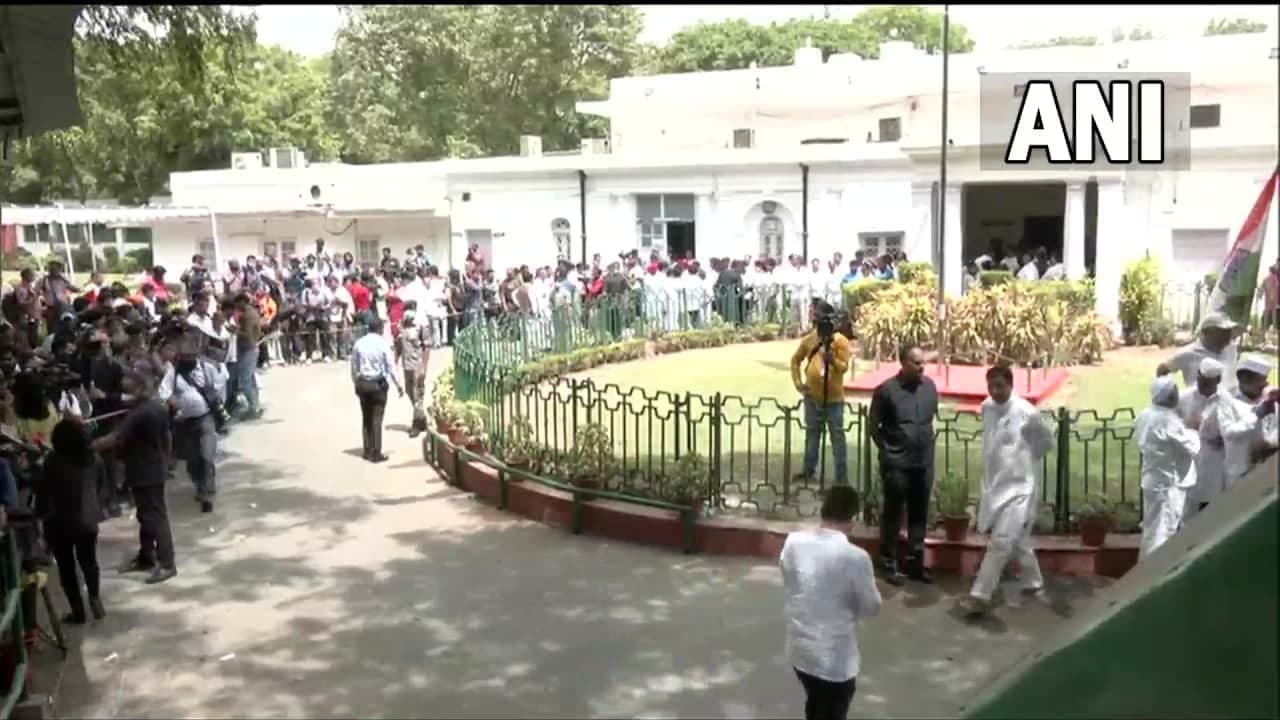 कांग्रेस दफ्तर के लिए रवाना हुए राहुल गांधी, प्रियंका भी मौजूद कांग्रेस दफ्तर के लिए रवाना हुए राहुल गांधी, प्रियंका भी मौजूद