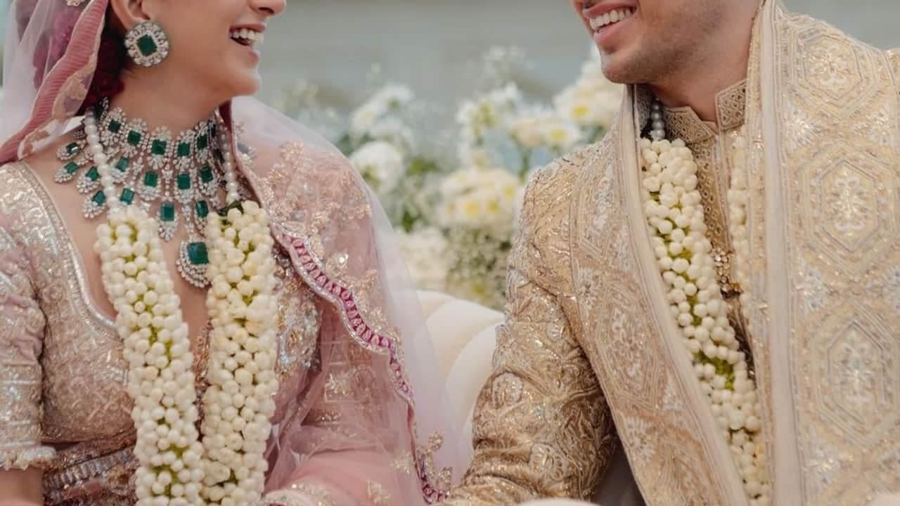 Sidharth-Kiara Wedding: कियारा-सिद्धार्थ की शादी की पहली तस्वीर आई सामने Sidharth-Kiara Wedding: कियारा-सिद्धार्थ की शादी की पहली तस्वीर आई सामने