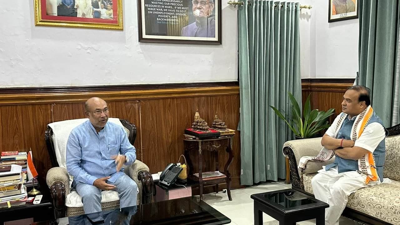 मणिपुर की स्थिति को लेकर असम के मुख्यमंत्री हिमंत बिस्वा सरमा ने मणिपुर के मुख्यमंत्री एन बीरेन सिंह से मुलाकात की मणिपुर की स्थिति को लेकर असम के मुख्यमंत्री हिमंत बिस्वा सरमा ने मणिपुर के मुख्यमंत्री एन बीरेन सिंह से मुलाकात की