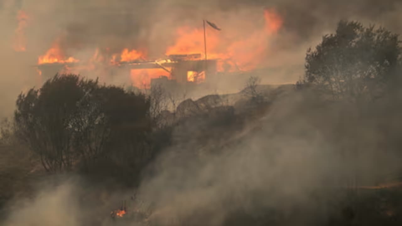 चिली के जंगल में आग लगने से 99 लोगों की मौत, सैकड़ों लोग लापता चिली के जंगल में आग लगने से 99 लोगों की मौत, सैकड़ों लोग लापता