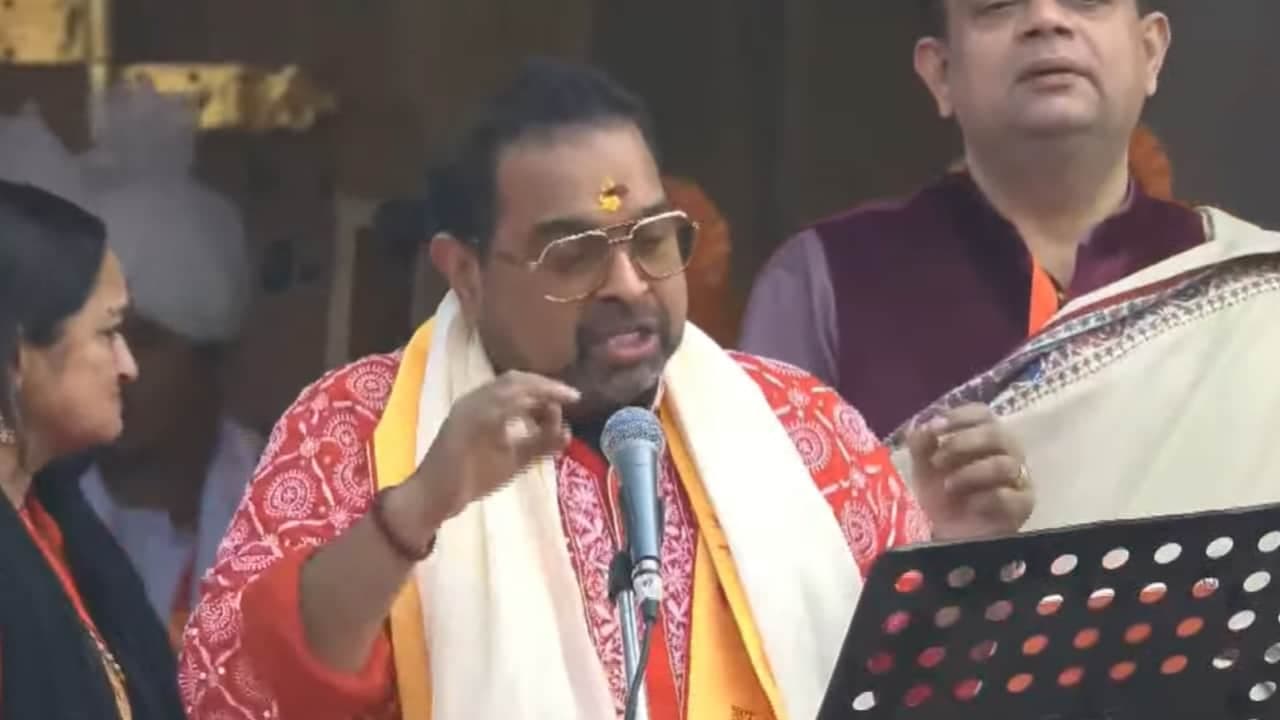 গান করছেন শঙ্কর মহাদেবন গান করছেন শঙ্কর মহাদেবন