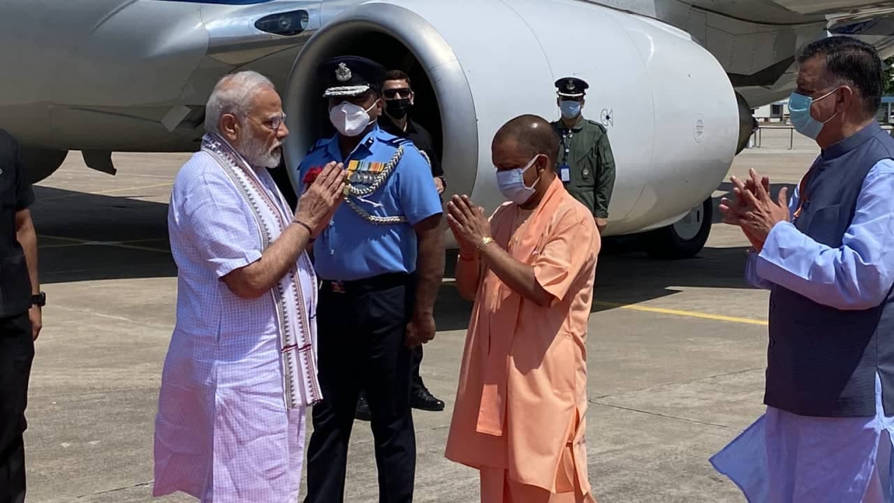 PM मोदी UP को बुंदेलखंड एक्सप्रेसवे की सौगात देंगे.एक्सप्रेसवे का उद्घाटन करने जालौन पहुंचे PM मोदी UP को बुंदेलखंड एक्सप्रेसवे की सौगात देंगे.एक्सप्रेसवे का उद्घाटन करने जालौन पहुंचे