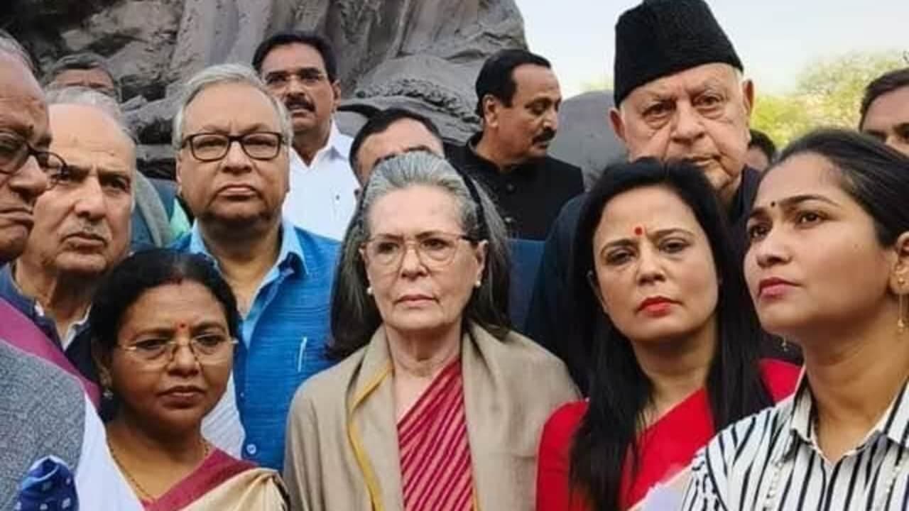 महुआ मोइत्रा को मिला सोनिया गांधी का साथ महुआ मोइत्रा को मिला सोनिया गांधी का साथ