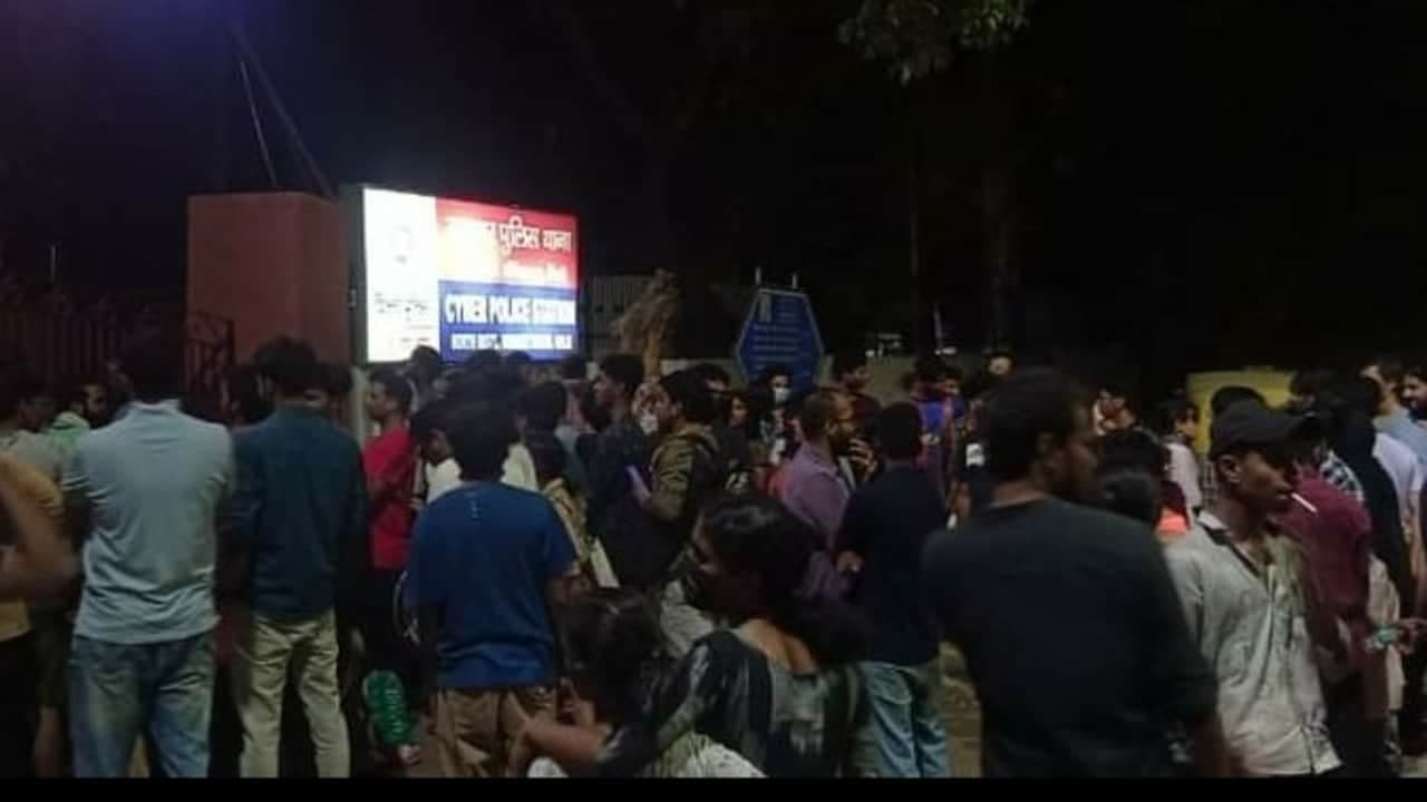 Gyanvapi शिवलिंग विवाद: प्रोफेसर रतन लाल की गिरफ्तारी पर DU में हंगामा Gyanvapi शिवलिंग विवाद: प्रोफेसर रतन लाल की गिरफ्तारी पर DU में हंगामा