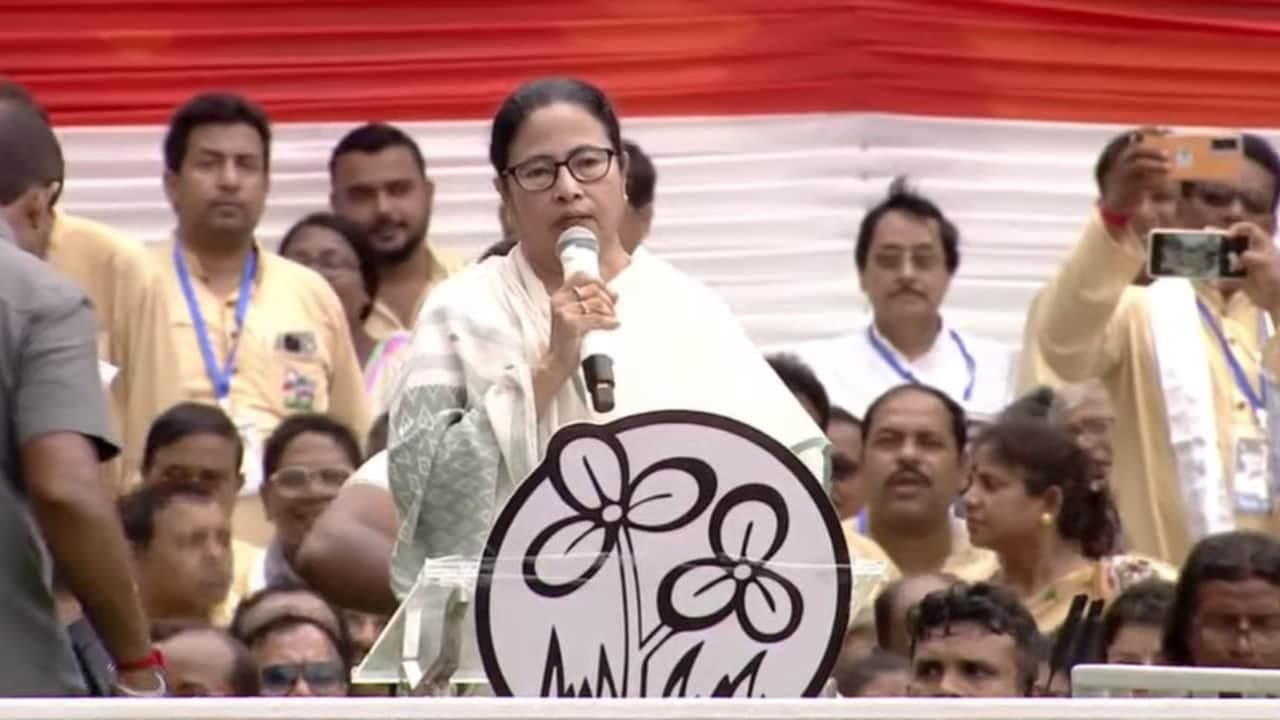 মঞ্চে বক্তব্য রাখছেন মমতা বন্দ্যোপাধ্যায়
মঞ্চে বক্তব্য রাখছেন মমতা বন্দ্যোপাধ্যায়