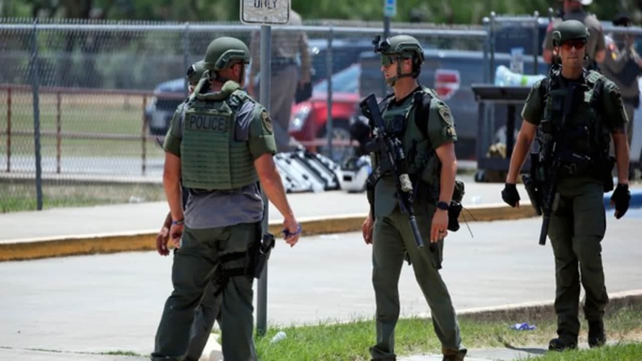 अमेरिका: स्कूल में अंधाधुंध फायरिंग, 18 छात्र और तीन अन्य की गई जान
अमेरिका: स्कूल में अंधाधुंध फायरिंग, 18 छात्र और तीन अन्य की गई जान