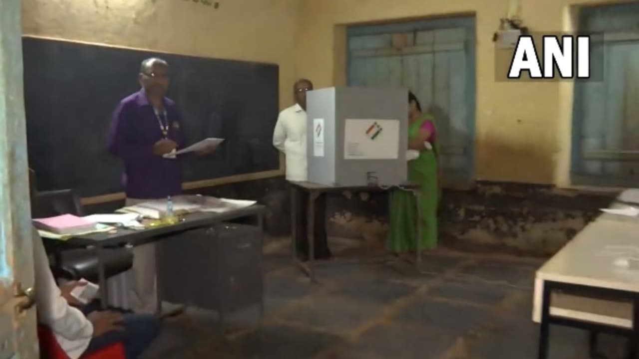 Karnataka Voting Live: preparations before voting at polling booths Karnataka Voting Live: preparations before voting at polling booths