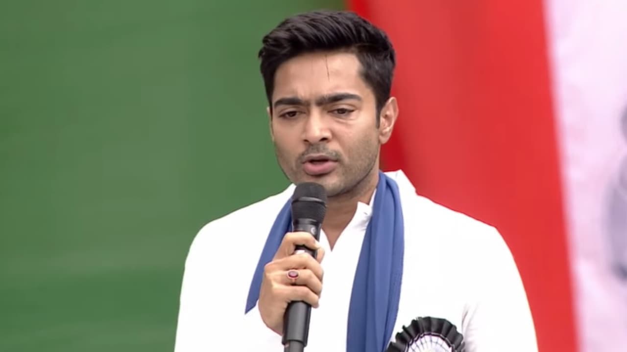 মঞ্চে বক্তব্য রাখছেন অভিষেক বন্দ্য়োপাধ্যায়
মঞ্চে বক্তব্য রাখছেন অভিষেক বন্দ্য়োপাধ্যায়