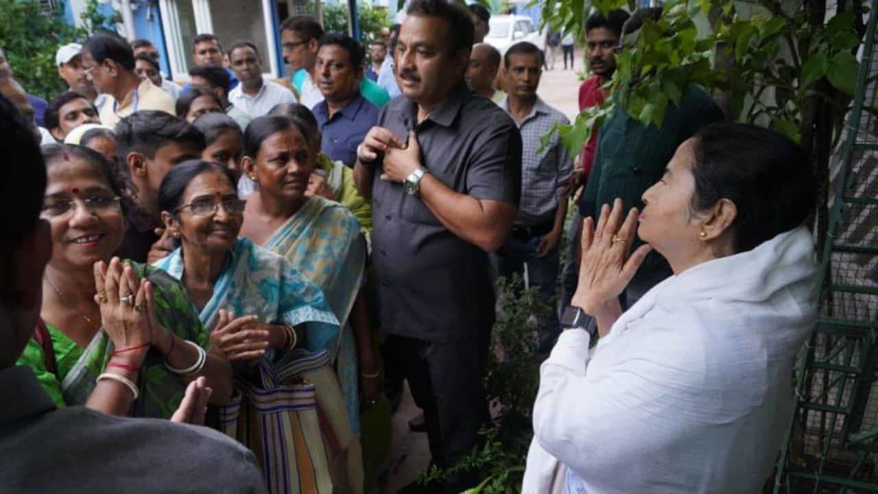 শহিদদের পরিজনদের সঙ্গে দেখা করলেন মমতা বন্দ্যোপাধ্যায় শহিদদের পরিজনদের সঙ্গে দেখা করলেন মমতা বন্দ্যোপাধ্যায়