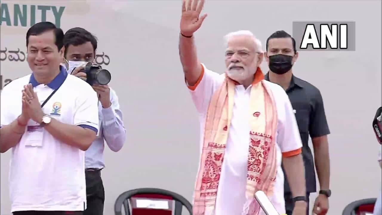 अंतरराष्ट्रीय योग दिवस: PM मोदी ने मैसूर पैलेस ग्राउंड में योग किया अंतरराष्ट्रीय योग दिवस: PM मोदी ने मैसूर पैलेस ग्राउंड में योग किया