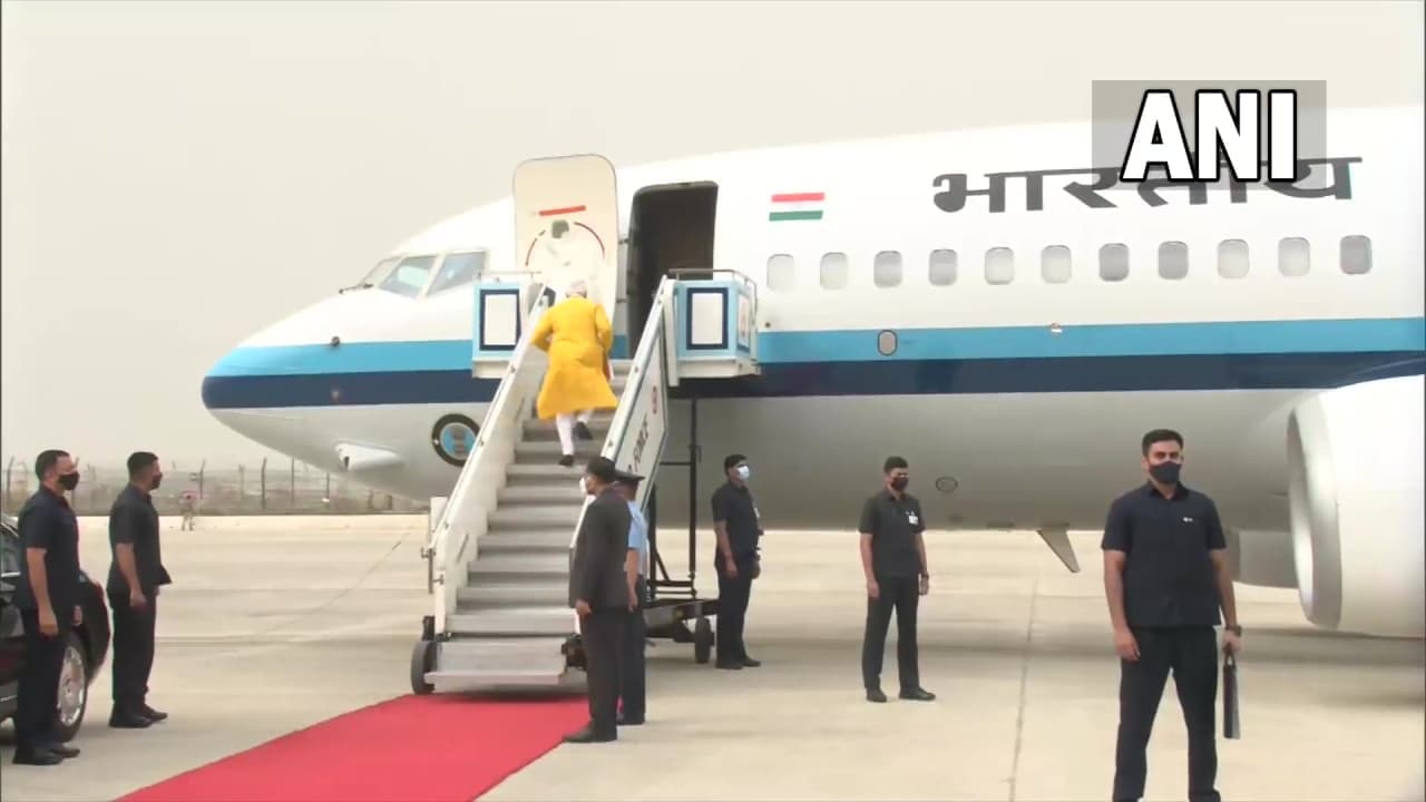 नेपाल दौरे के लिए रवाना हुए पीएम मोदी नेपाल दौरे के लिए रवाना हुए पीएम मोदी