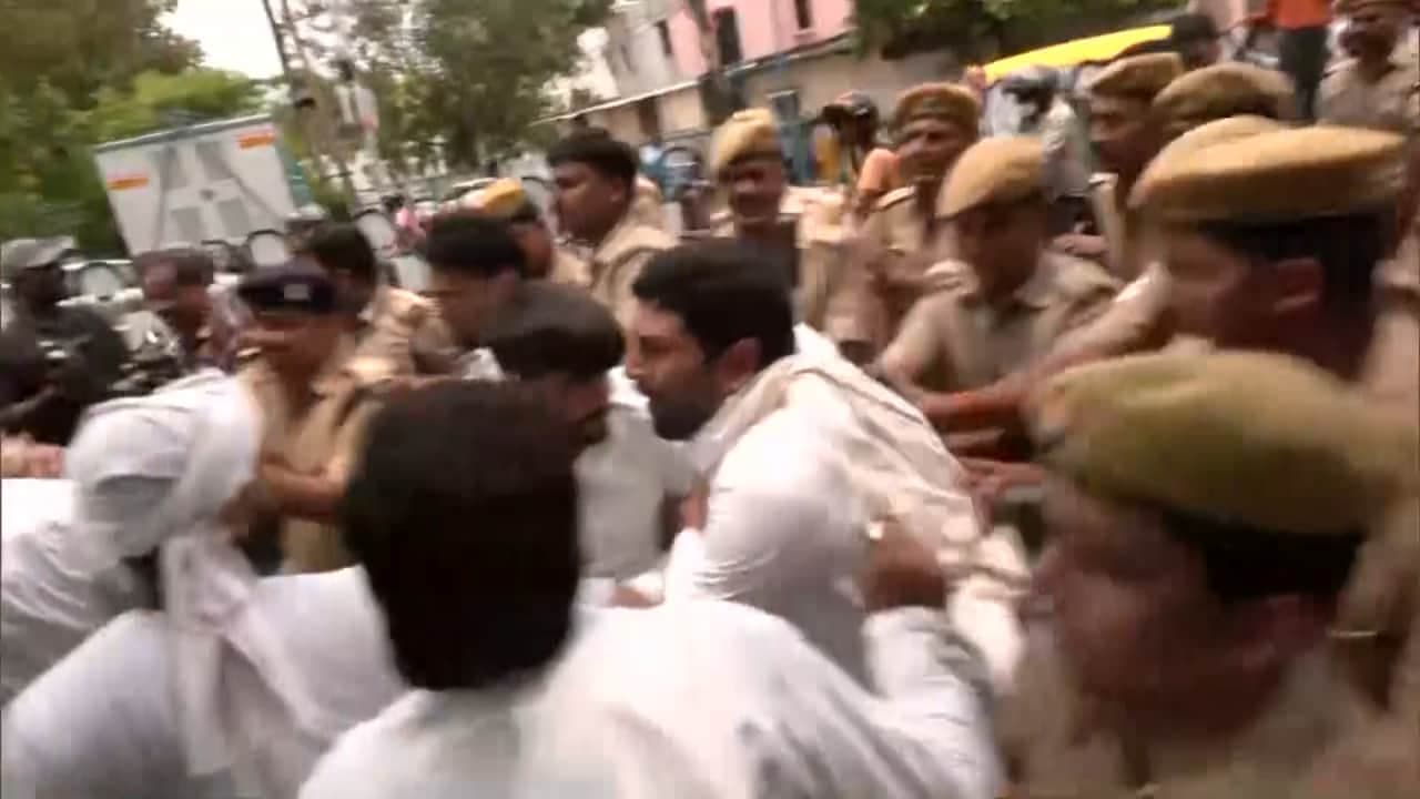 National Herald case: सोनिया गांधी से ED की पूछताछ के खिलाफ संसद से सड़क तक प्रदर्शन National Herald case: सोनिया गांधी से ED की पूछताछ के खिलाफ संसद से सड़क तक प्रदर्शन