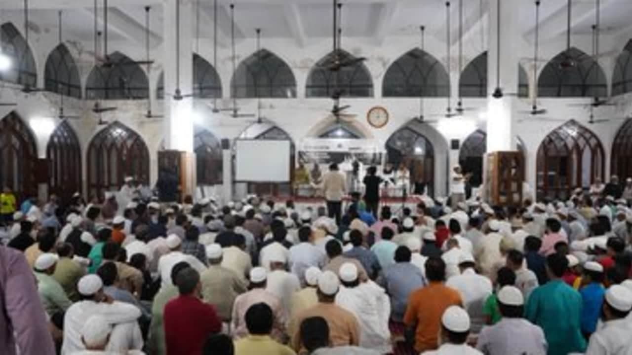 यूपी में मदरसों के सर्वे के खिलाफ जमीयत उलेमा-ए-हिंद की बैठक, सरकार पर उठाए सवाल यूपी में मदरसों के सर्वे के खिलाफ जमीयत उलेमा-ए-हिंद की बैठक, सरकार पर उठाए सवाल